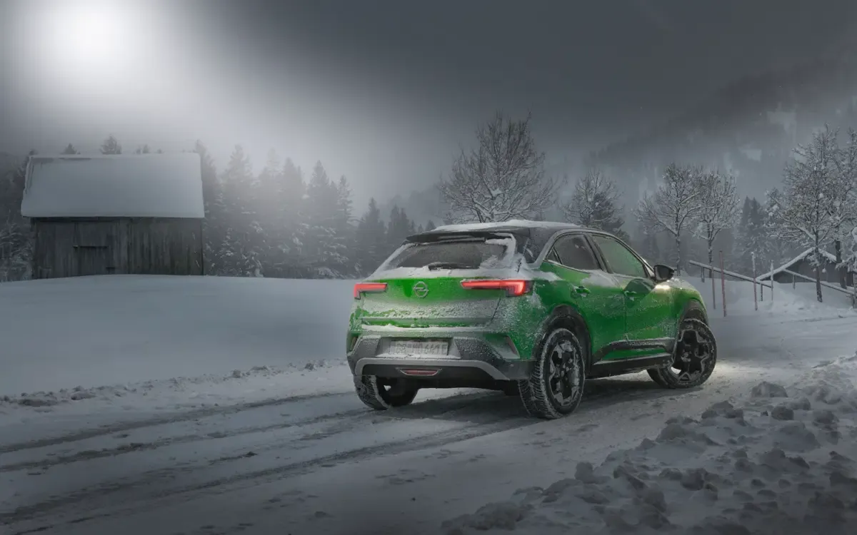 Elettronauti - Opel Mokka Electric - Verde - Esterno - Vista anteriore a tre quarti