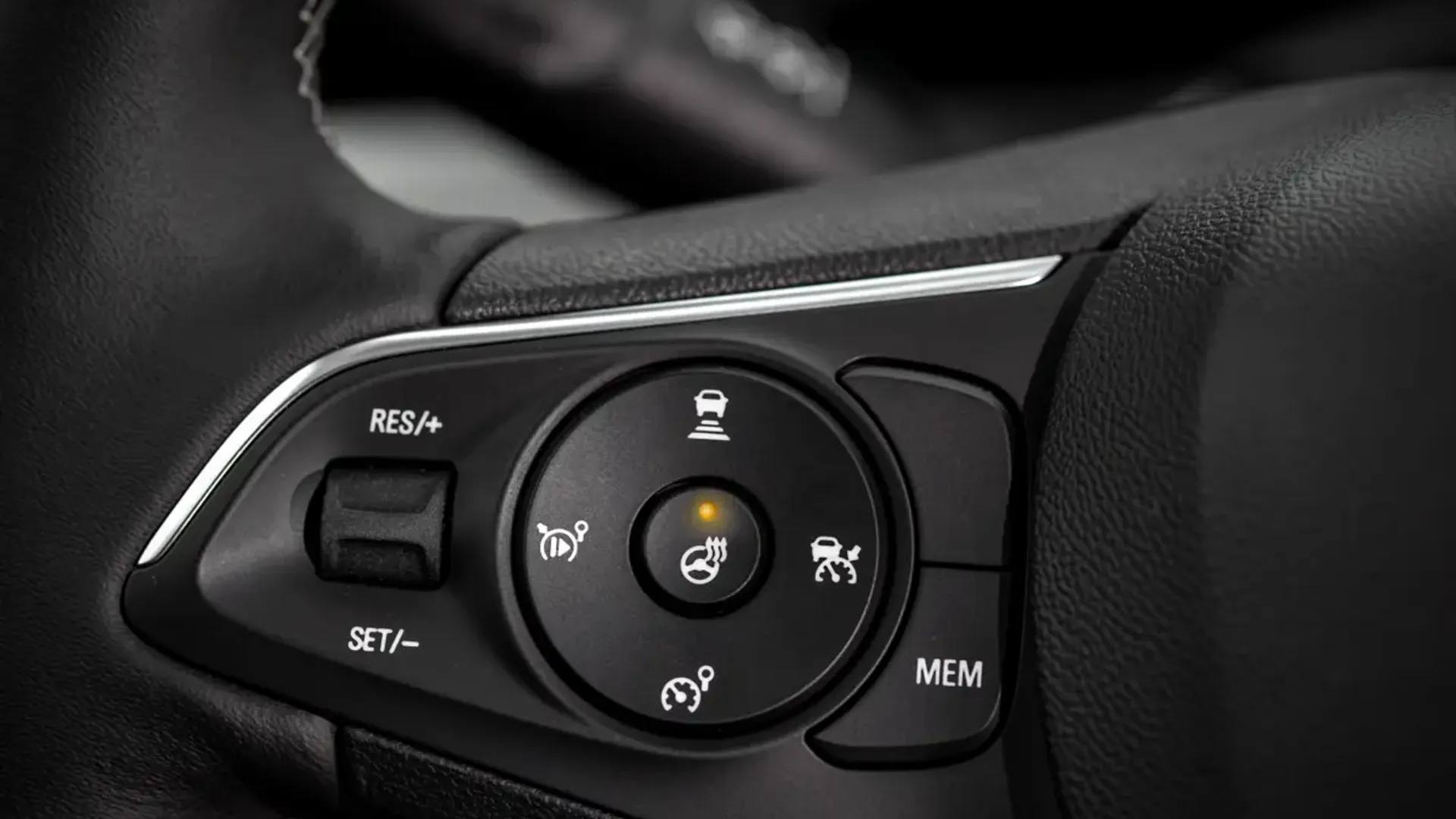 Elettronauti - Opel Mokka Electric - Grigio - Esterno - Vista anteriore a tre quarti