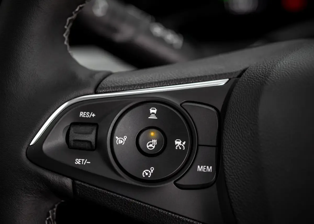 Elettronauti - Opel Mokka Electric - Grigio - Esterno - Vista anteriore a tre quarti