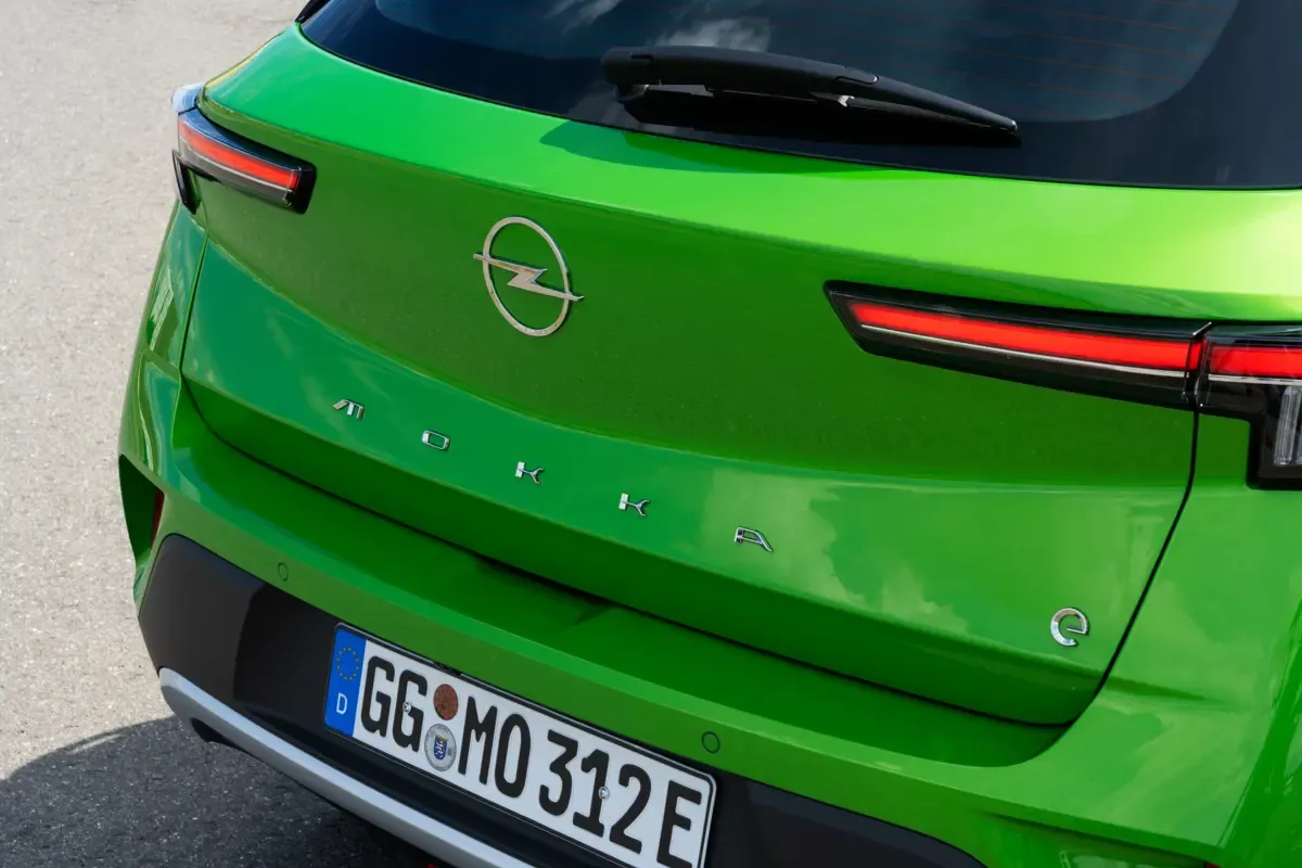 Elettronauti - Opel Mokka Electric - Esterno - Vista posteriore