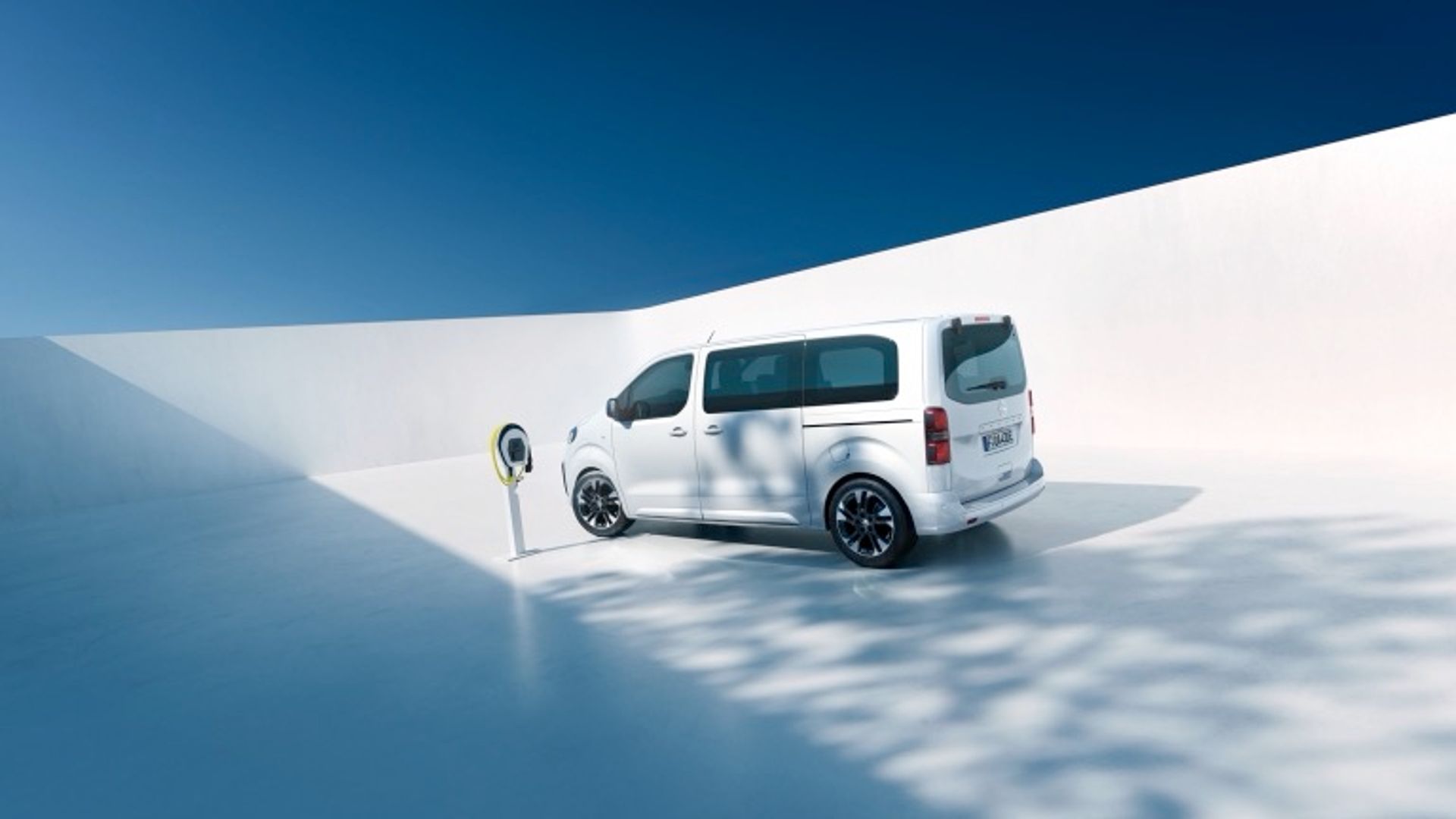 Elettronauti - Opel Zafira Electric 50 kWh - Grigio - Esterno - Vista anteriore a tre quarti