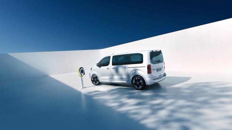 Elettronauti - Opel Zafira Electric 50 kWh - Grigio - Esterno - Vista anteriore a tre quarti