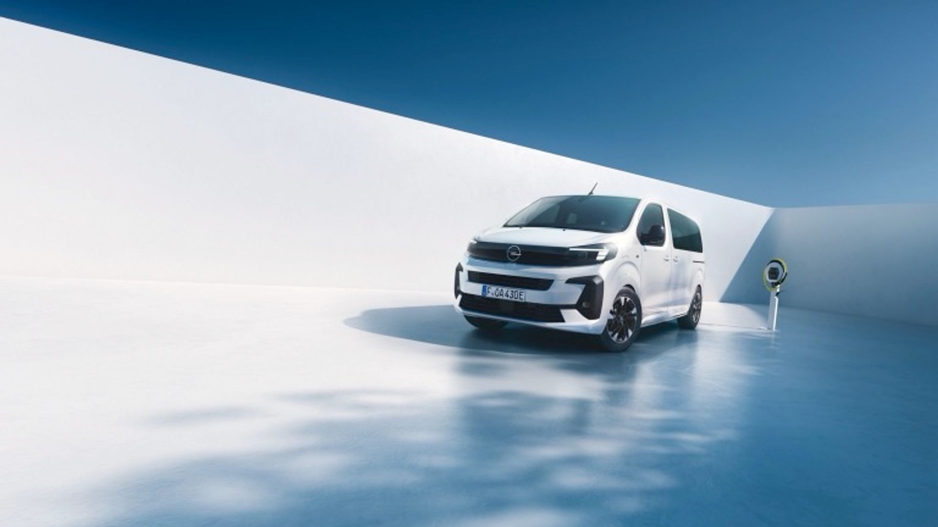 Elettronauti - Opel Zafira Electric 50 kWh - Grigio - Esterno - Vista anteriore a tre quarti