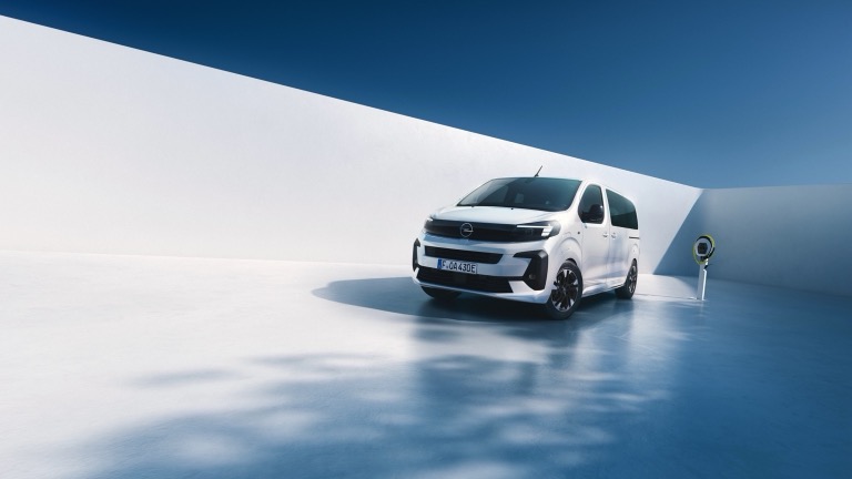 Elettronauti - Opel Zafira Electric 50 kWh - Grigio - Esterno - Vista anteriore a tre quarti
