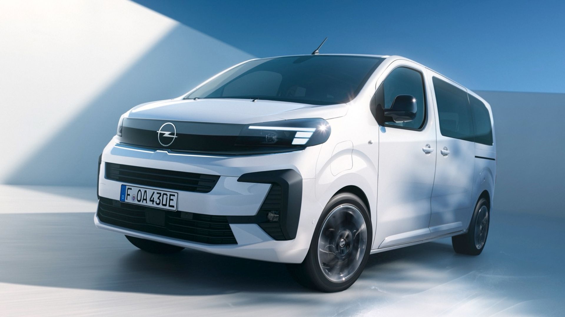 Elettronauti - Opel Zafira Electric 50 kWh - Grigio - Esterno - Vista anteriore a tre quarti