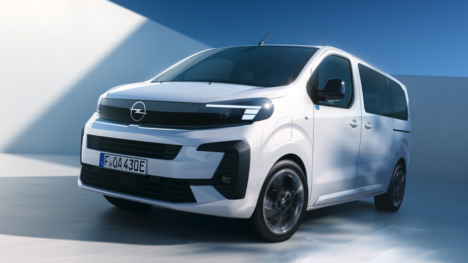 Elettronauti - Opel Zafira Electric 50 kWh - Grigio - Esterno - Vista anteriore a tre quarti