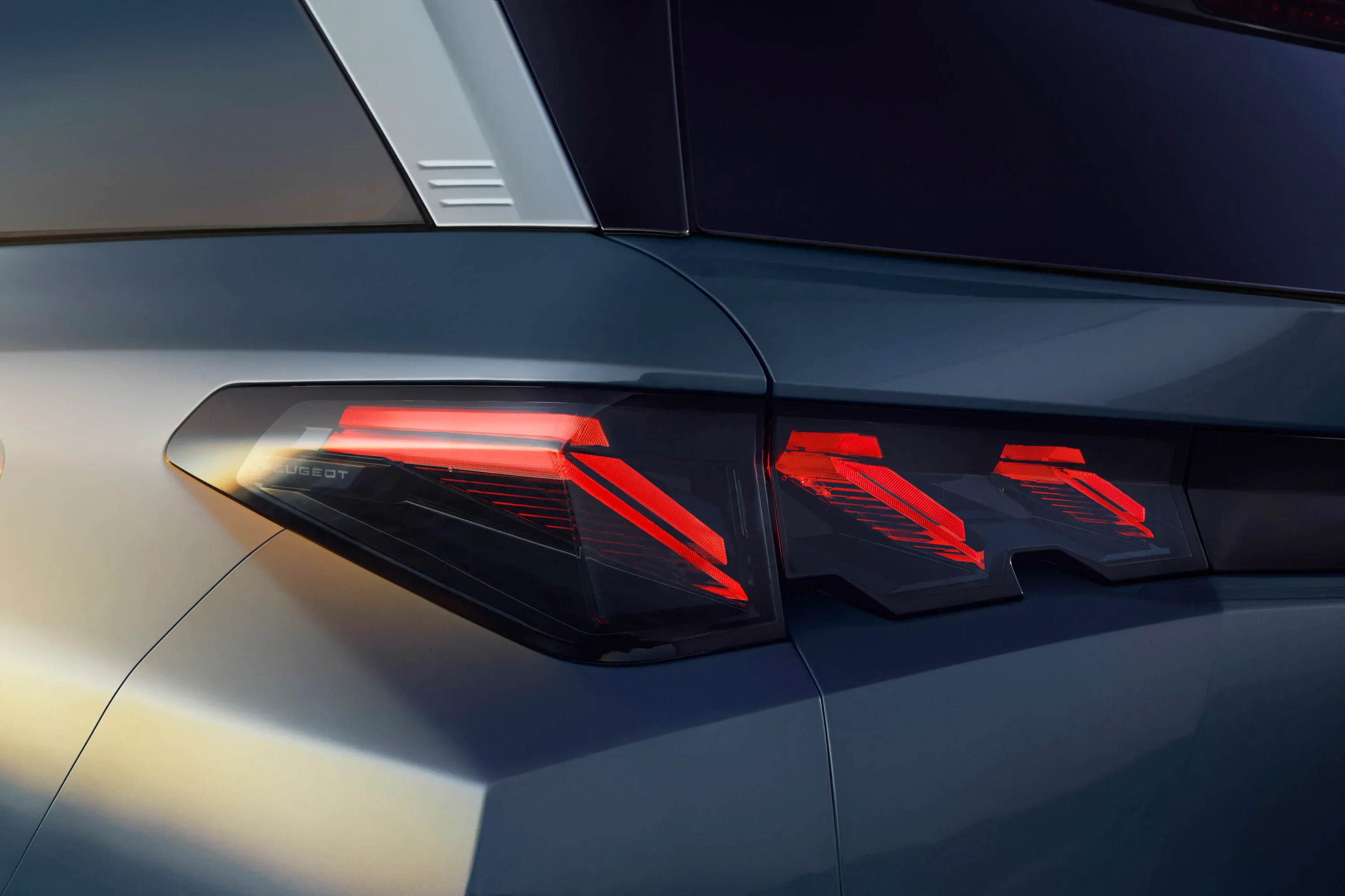 Elettronauti - Peugeot e-5008