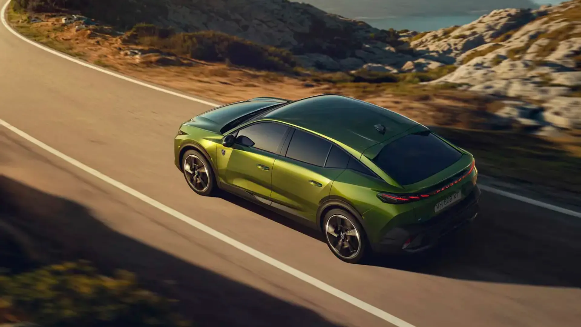 Elettronauti - Peugeot E-408 58 kWh - Nero - Esterno - Vista anteriore a tre quarti