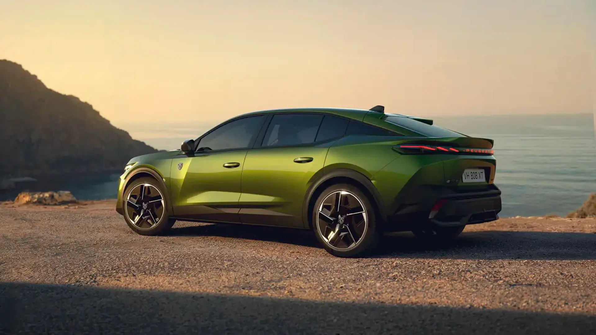 Elettronauti - Peugeot E-408 58 kWh - Blu - Esterno - Vista anteriore a tre quarti