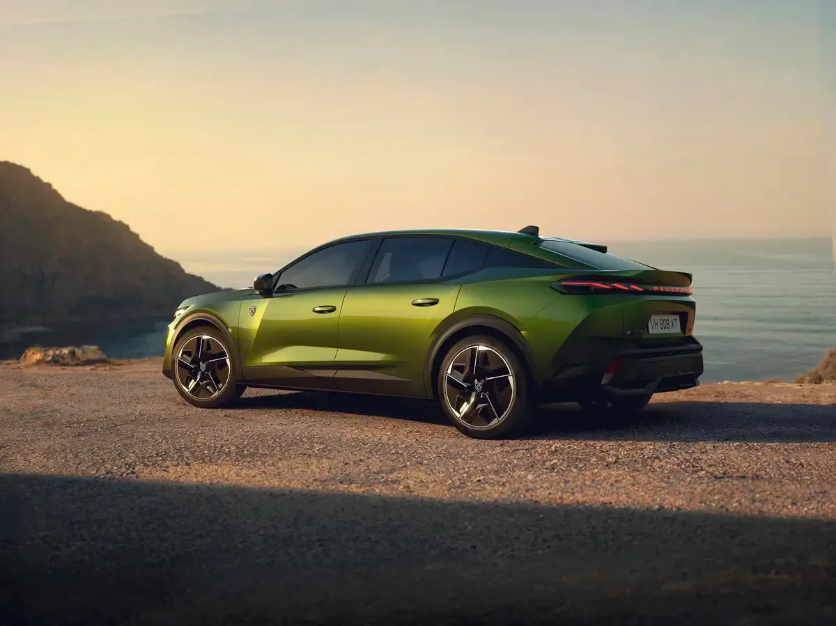 Elettronauti - Peugeot E-408 58 kWh - Blu - Esterno - Vista anteriore a tre quarti