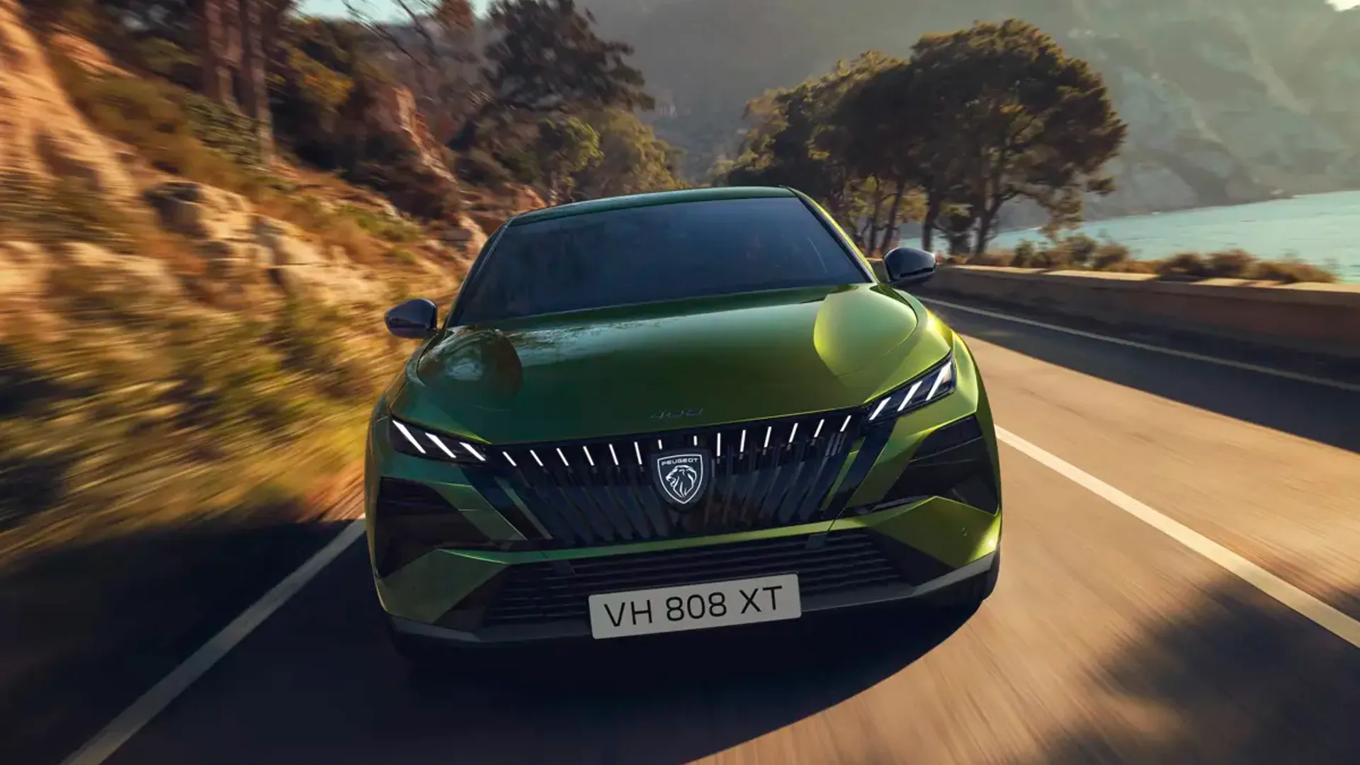 Elettronauti - Peugeot E-408 58 kWh - Blu - Esterno - Vista anteriore a tre quarti