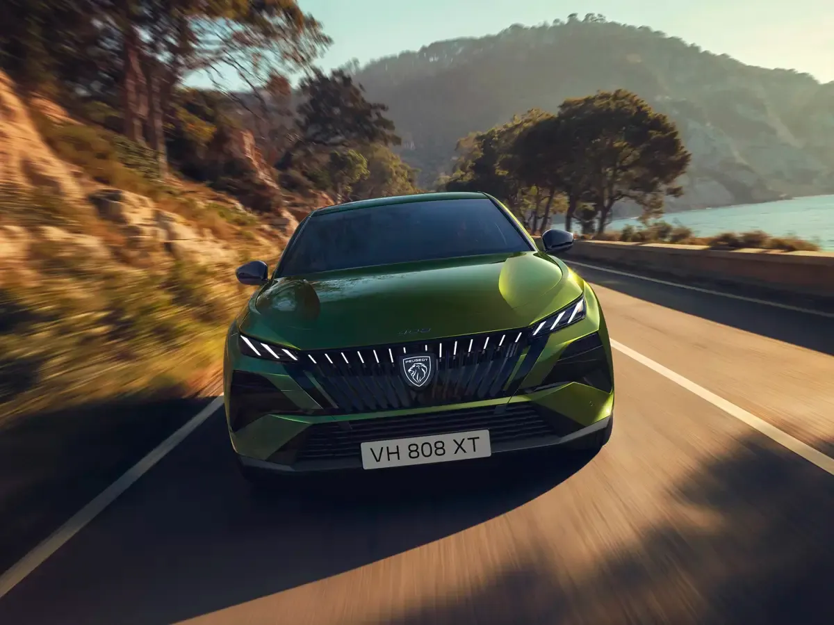 Elettronauti - Peugeot E-408 58 kWh - Blu - Esterno - Vista anteriore a tre quarti