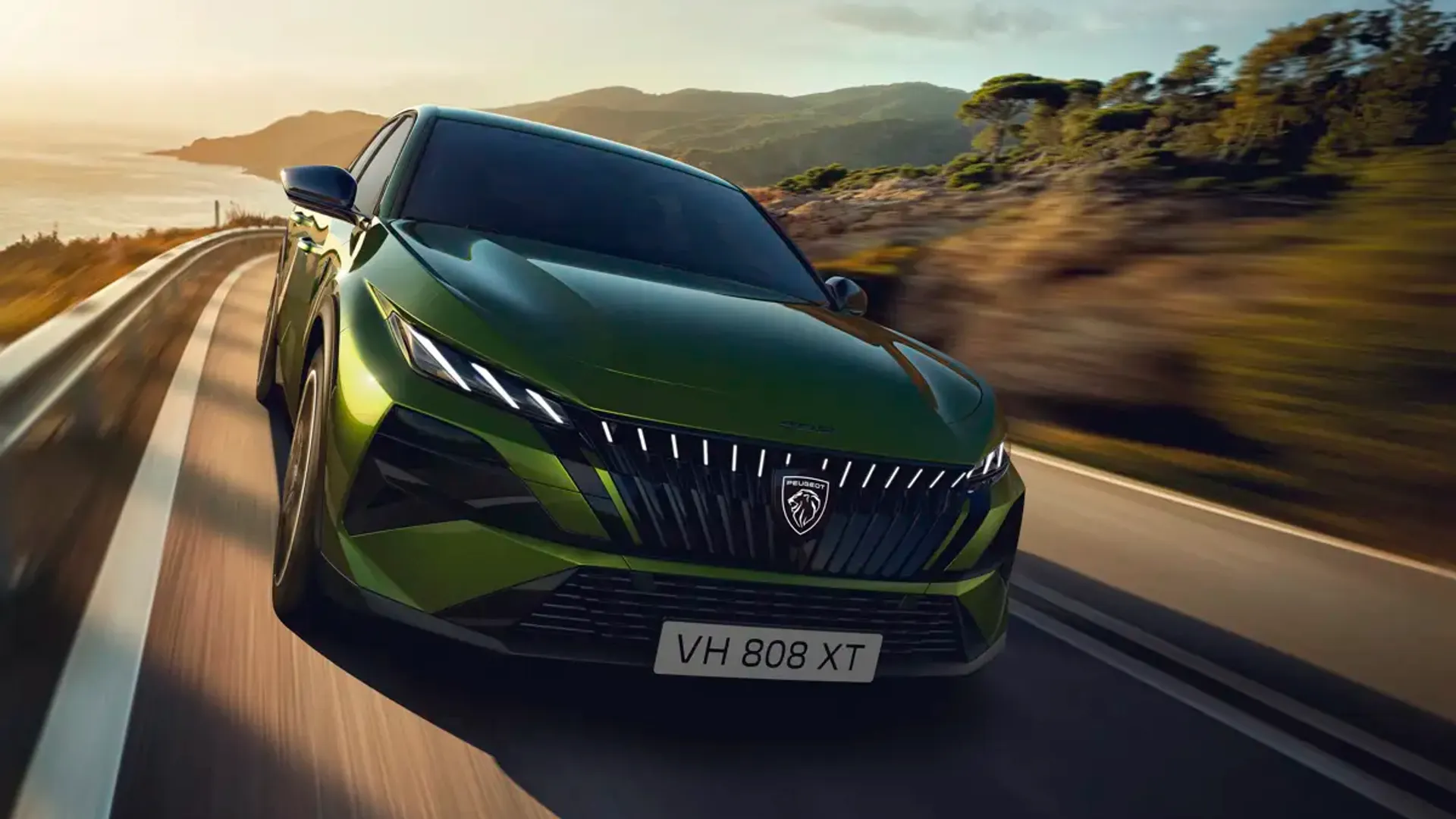 Elettronauti - Peugeot E-408 58 kWh - Blu - Esterno - Vista anteriore a tre quarti
