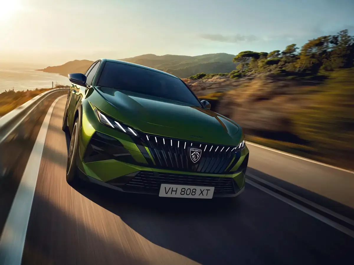 Elettronauti - Peugeot E-408 58 kWh - Blu - Esterno - Vista anteriore a tre quarti