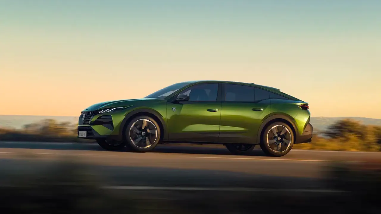 Elettronauti - Peugeot E-408 58 kWh - Blu - Esterno - Vista anteriore a tre quarti