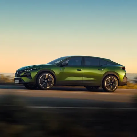 Elettronauti - Peugeot E-408 58 kWh - Blu - Esterno - Vista anteriore a tre quarti