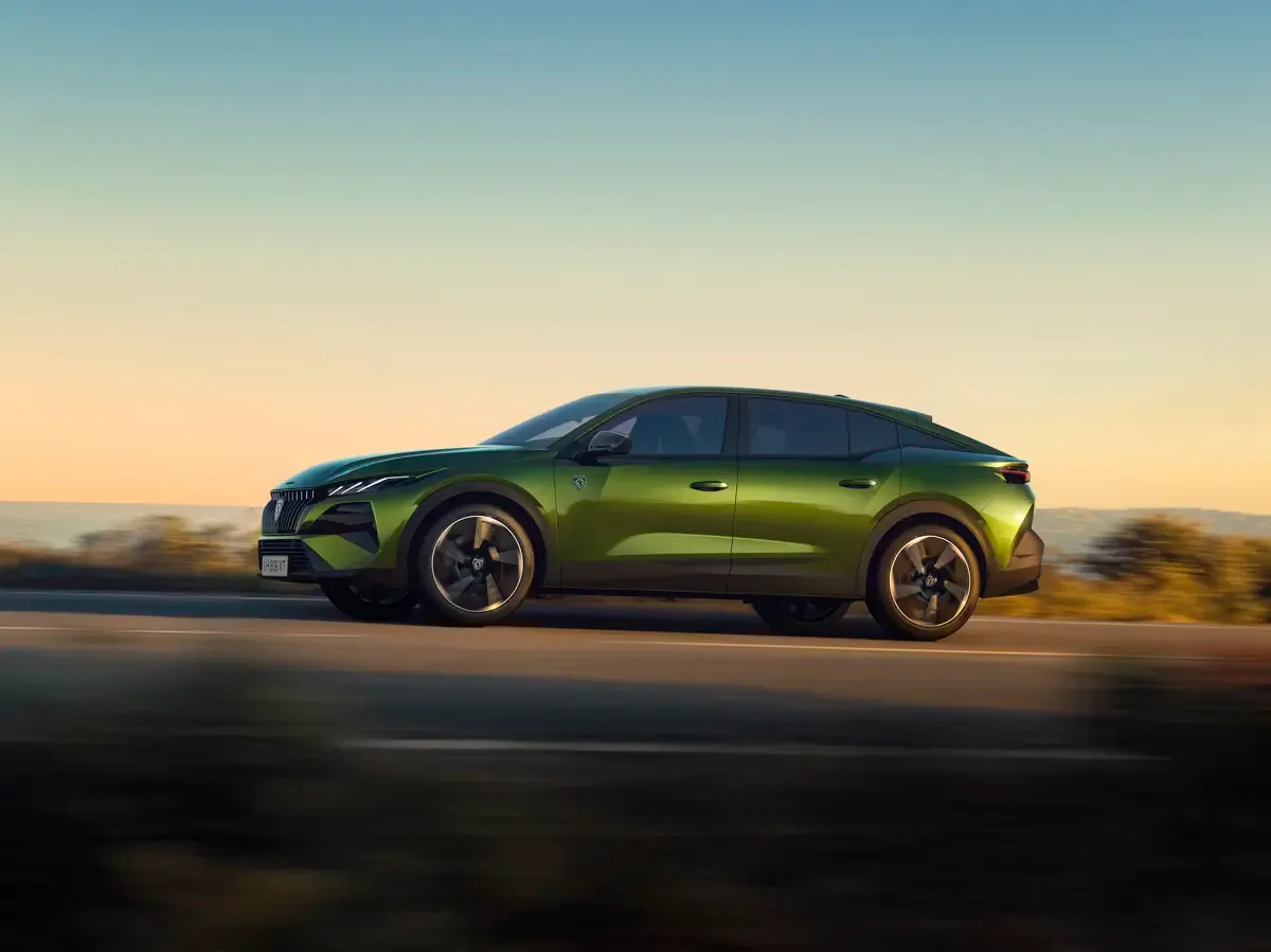 Elettronauti - Peugeot E-408 58 kWh - Blu - Esterno - Vista anteriore a tre quarti