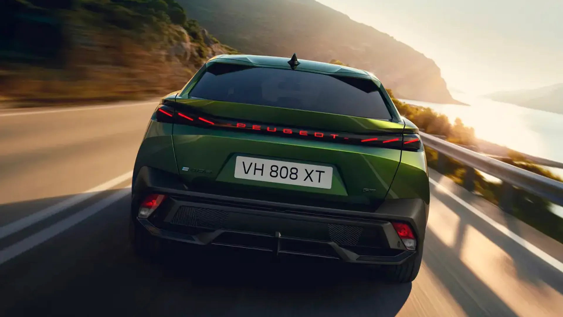 Elettronauti - Peugeot E-408 58 kWh - Blu - Esterno - Vista anteriore a tre quarti