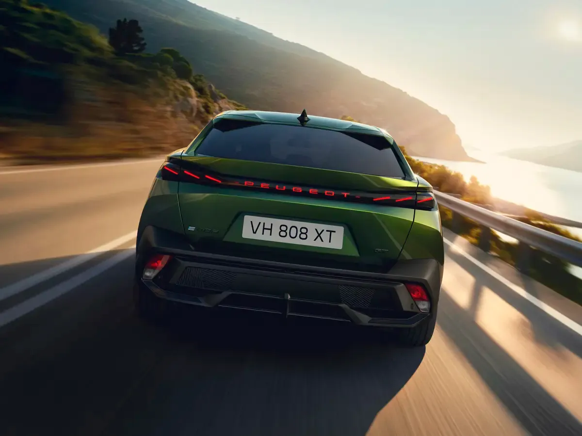 Elettronauti - Peugeot E-408 58 kWh - Blu - Esterno - Vista anteriore a tre quarti
