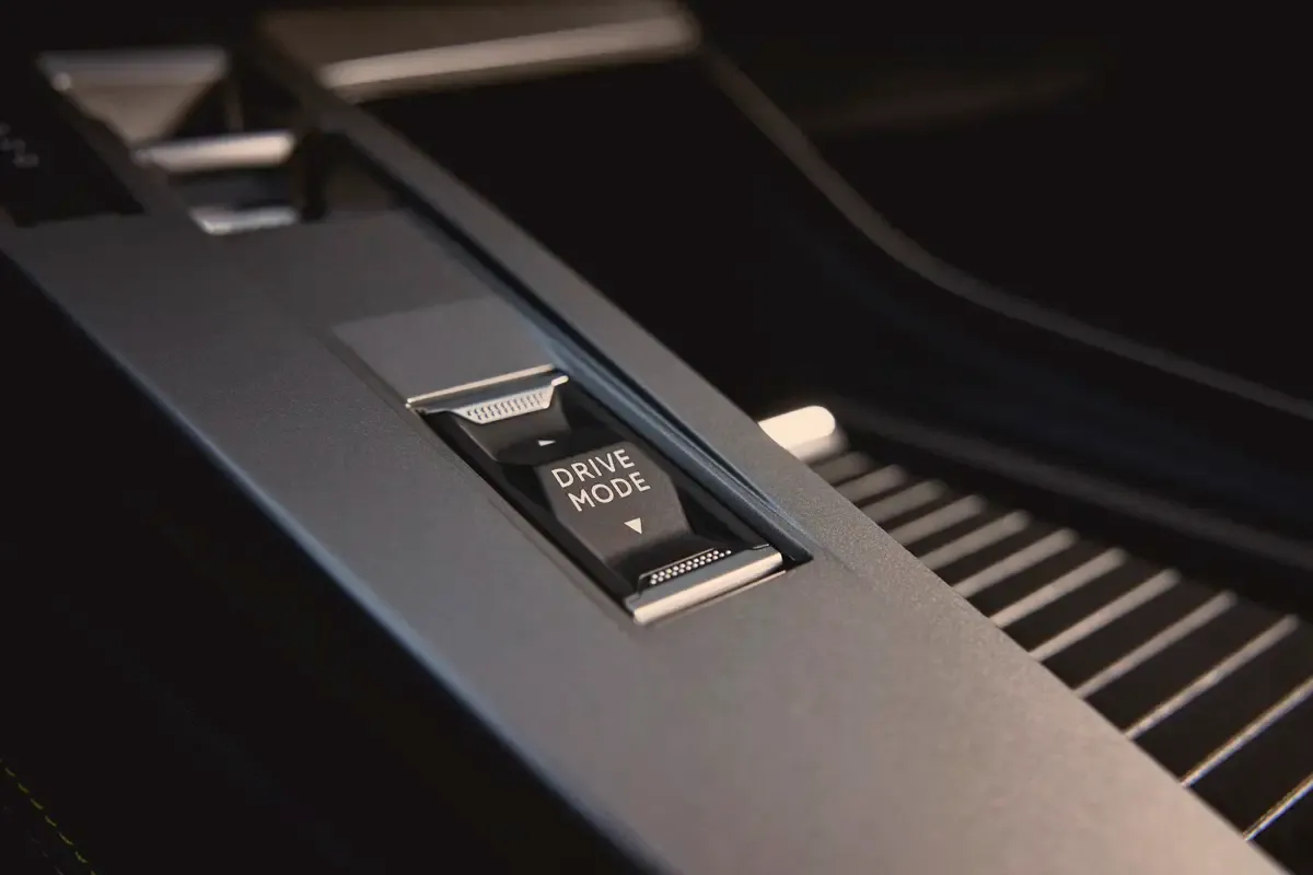 Elettronauti - Peugeot E-408 58 kWh - Blu - Esterno - Vista anteriore a tre quarti