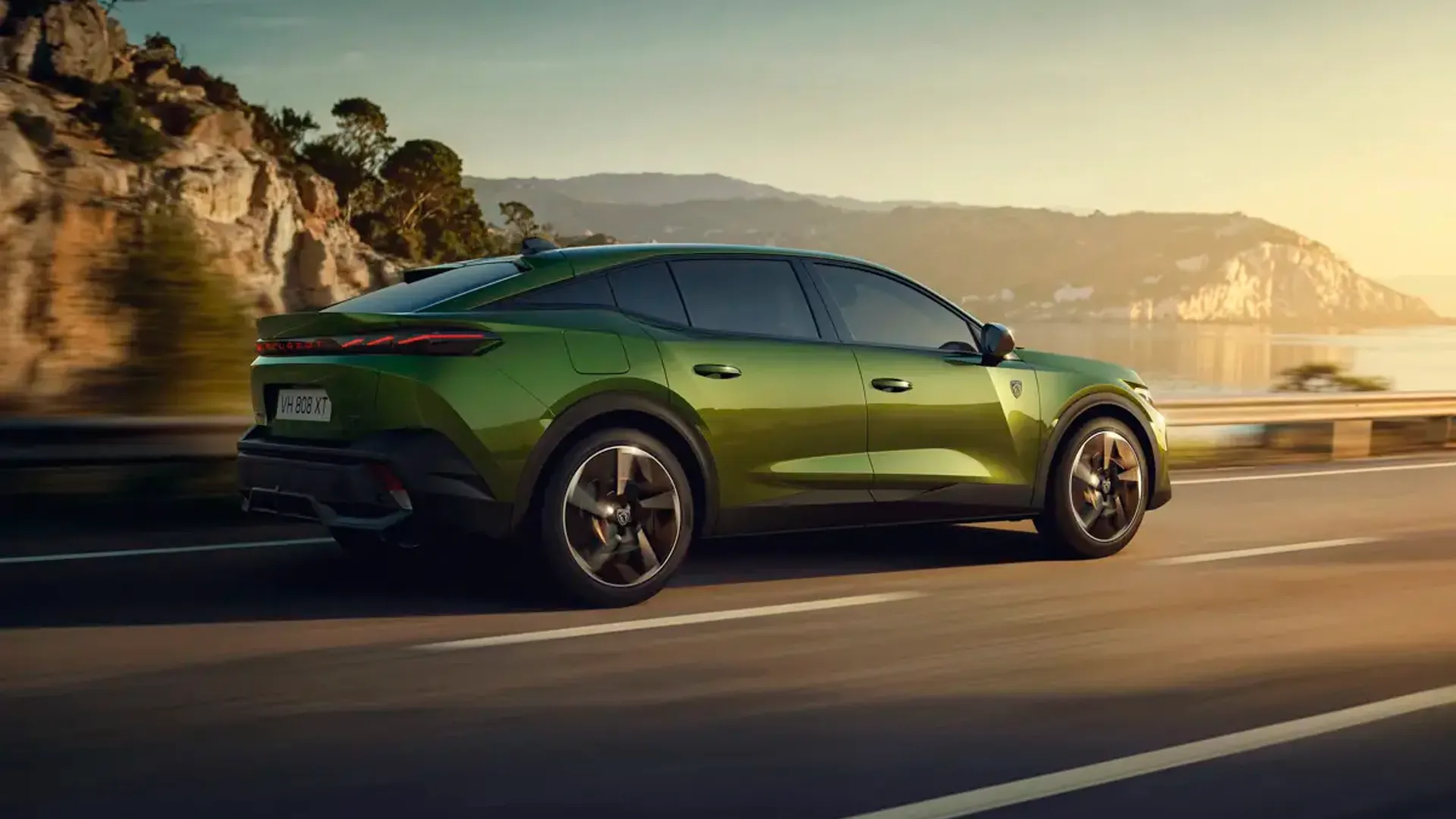Elettronauti - Peugeot E-408 58 kWh - Verde - Esterno - Vista anteriore a tre quarti