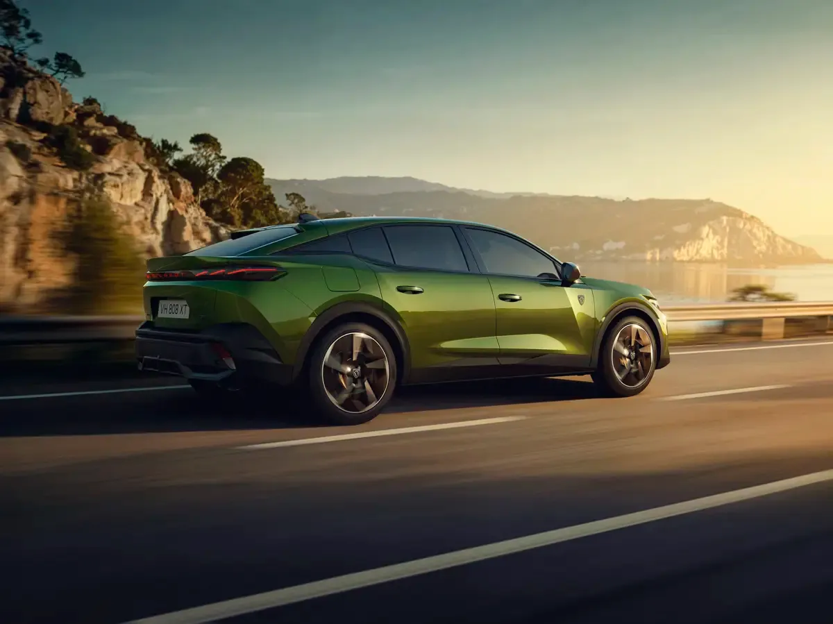 Elettronauti - Peugeot E-408 58 kWh - Verde - Esterno - Vista anteriore a tre quarti
