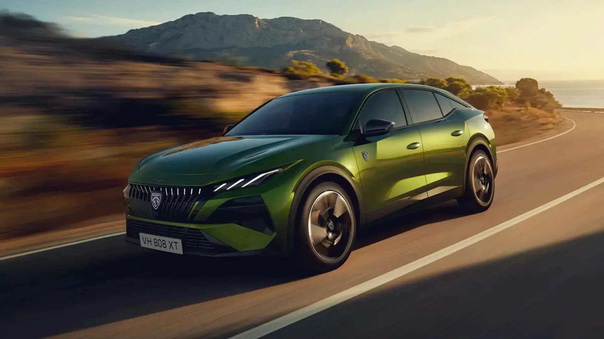 Elettronauti - Peugeot E-408 58 kWh - Grigio - Esterno - Vista anteriore a tre quarti
