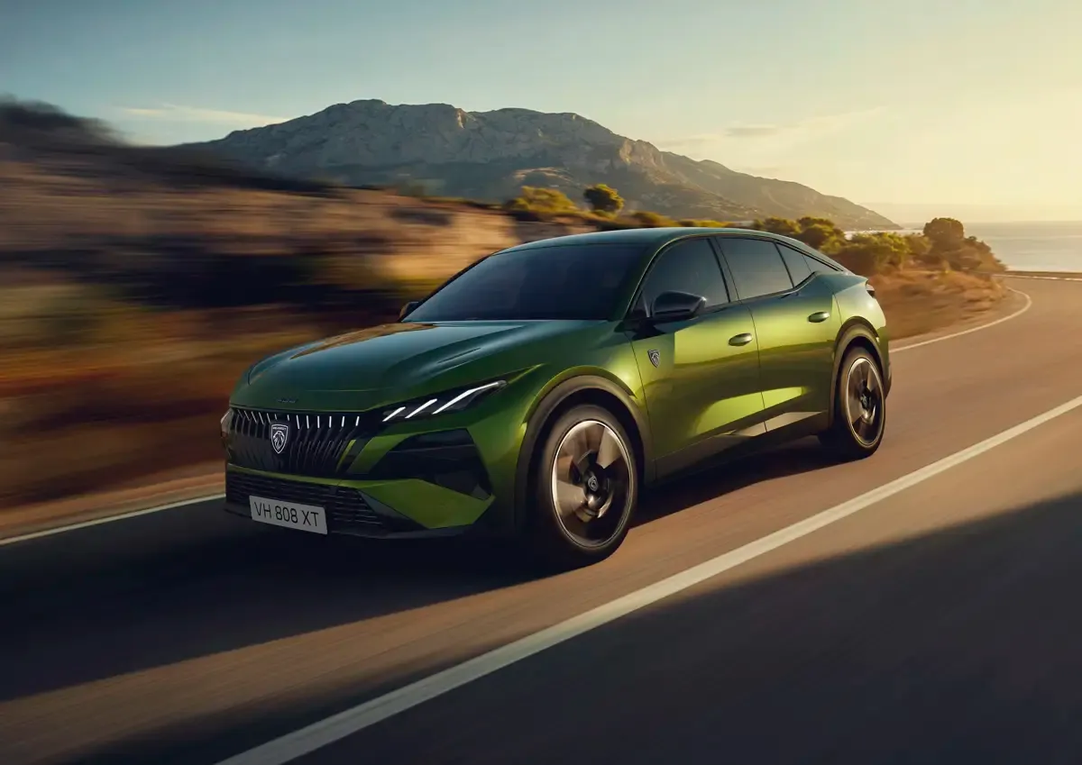 Elettronauti - Peugeot E-408 58 kWh - Grigio - Esterno - Vista anteriore a tre quarti