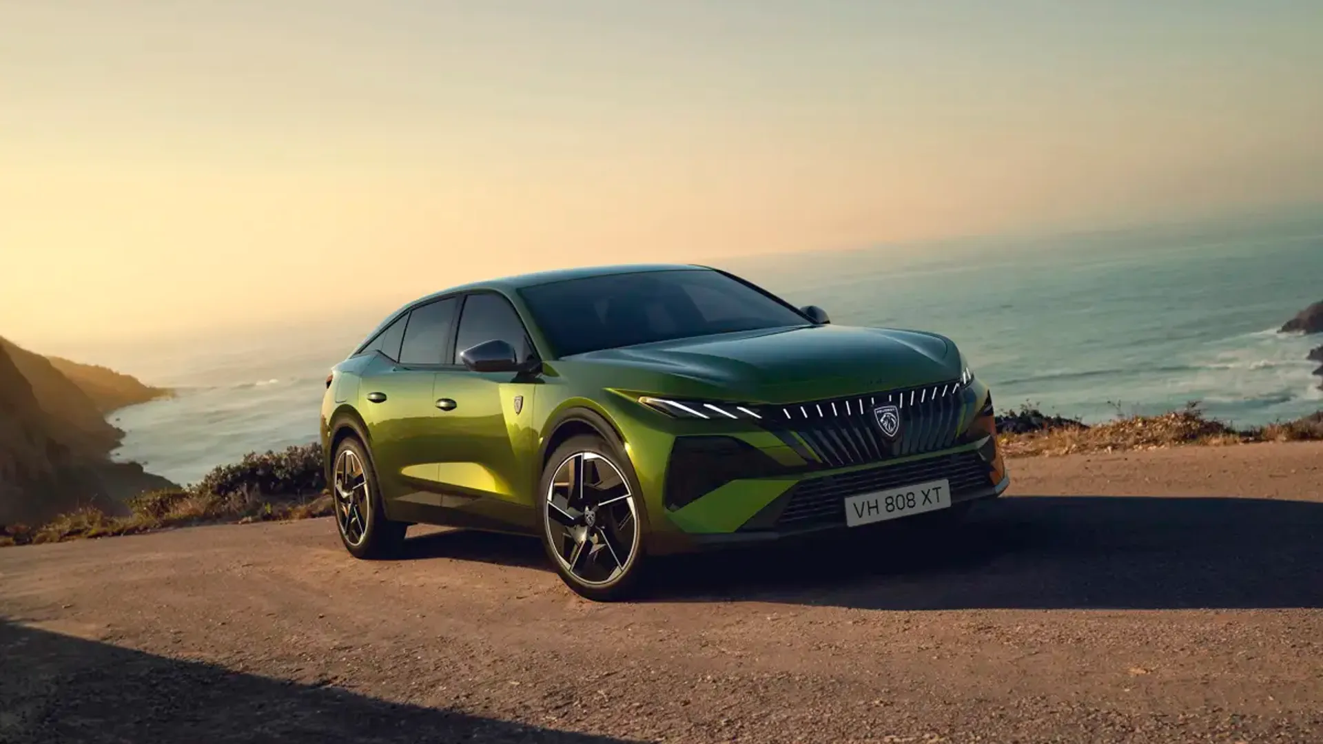 Elettronauti - Peugeot E-408 58 kWh - Grigio - Esterno - Vista anteriore a tre quarti