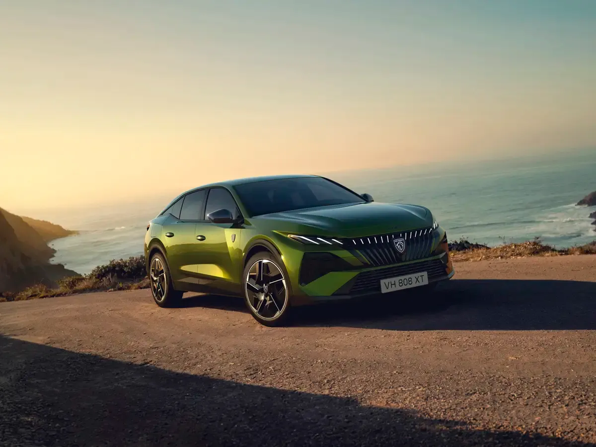 Elettronauti - Peugeot E-408 58 kWh - Grigio - Esterno - Vista anteriore a tre quarti