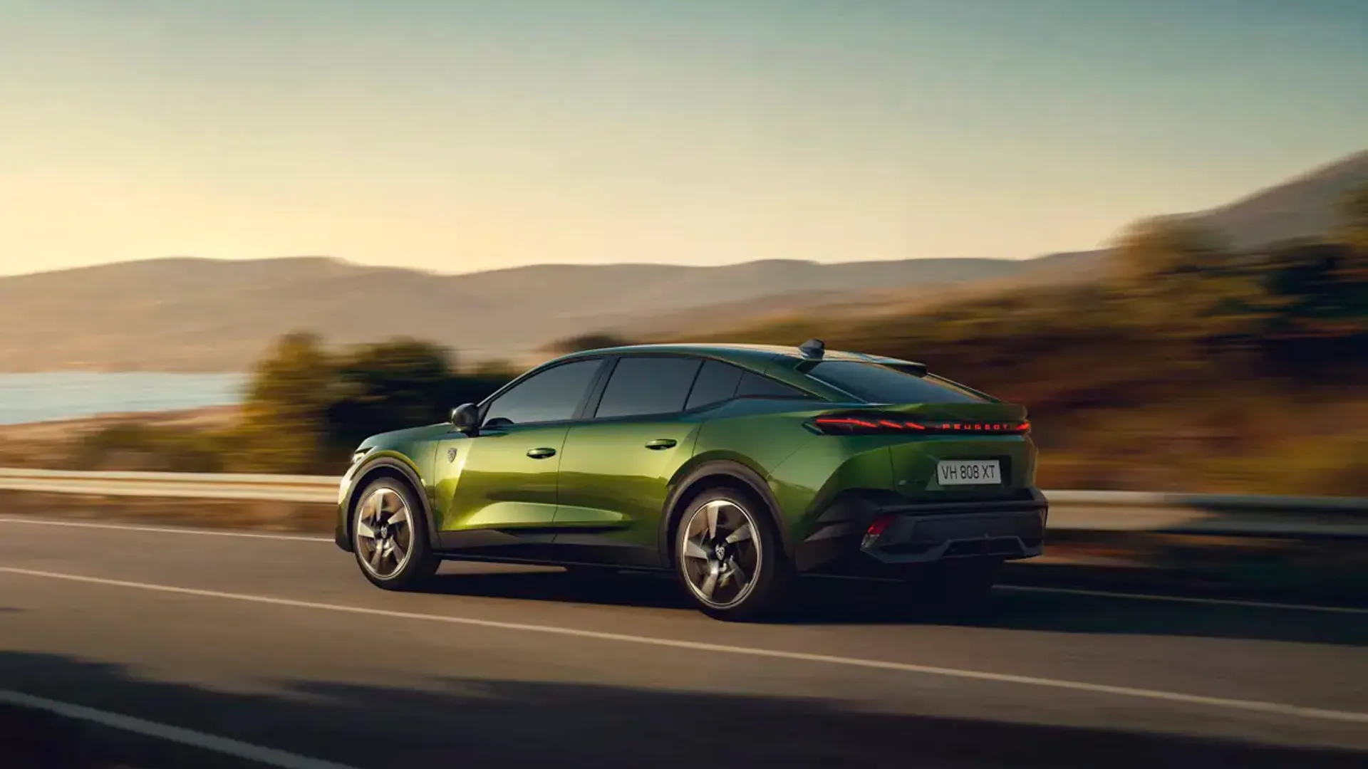 Elettronauti - Peugeot E-408 58 kWh - Grigio - Esterno - Vista anteriore a tre quarti