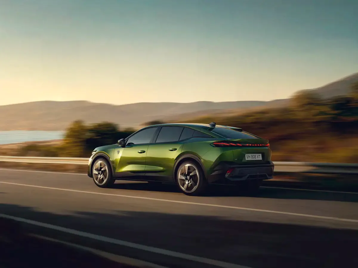 Elettronauti - Peugeot E-408 58 kWh - Grigio - Esterno - Vista anteriore a tre quarti