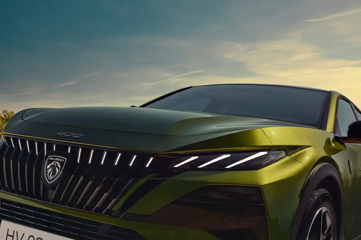 Elettronauti - Peugeot E-408 58 kWh - Grigio - Esterno - Vista anteriore a tre quarti