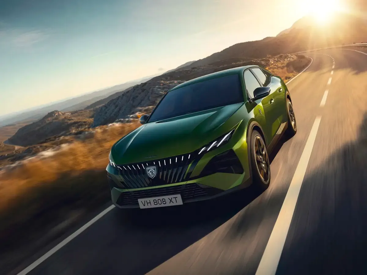 Elettronauti - Peugeot E-408 58 kWh - Bianco - Esterno - Vista anteriore a tre quarti