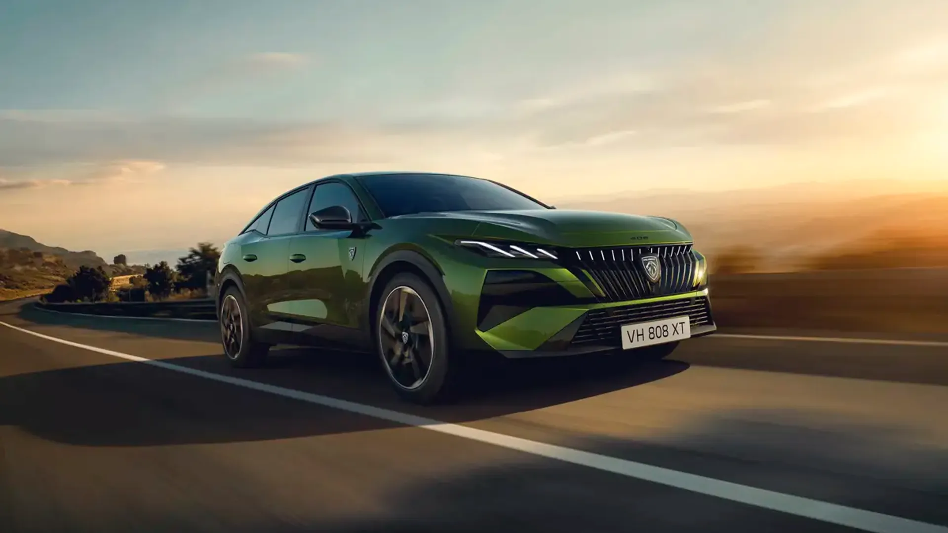 Elettronauti - Peugeot E-408 58 kWh - Bianco - Esterno - Vista anteriore a tre quarti