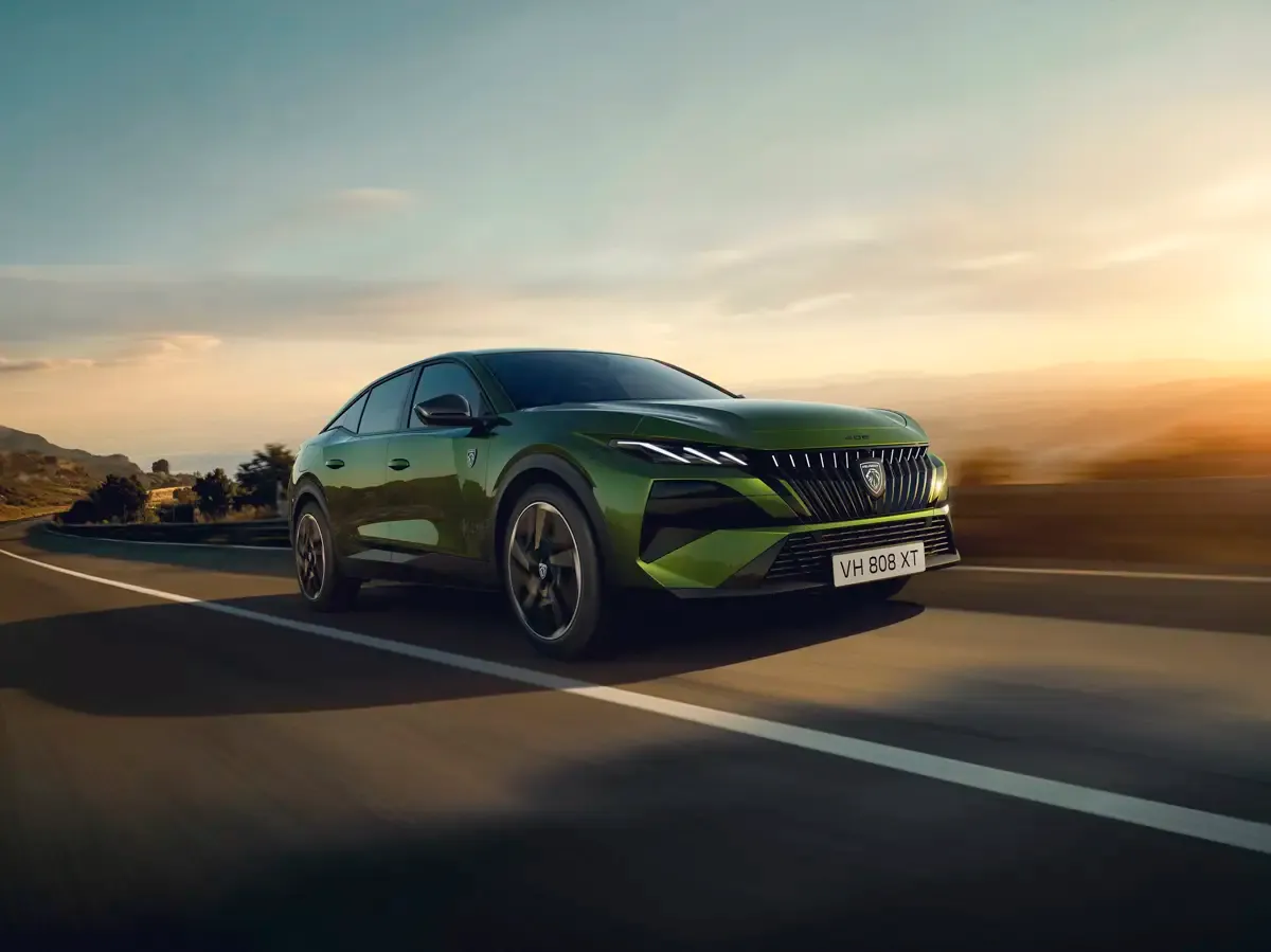 Elettronauti - Peugeot E-408 58 kWh - Bianco - Esterno - Vista anteriore a tre quarti
