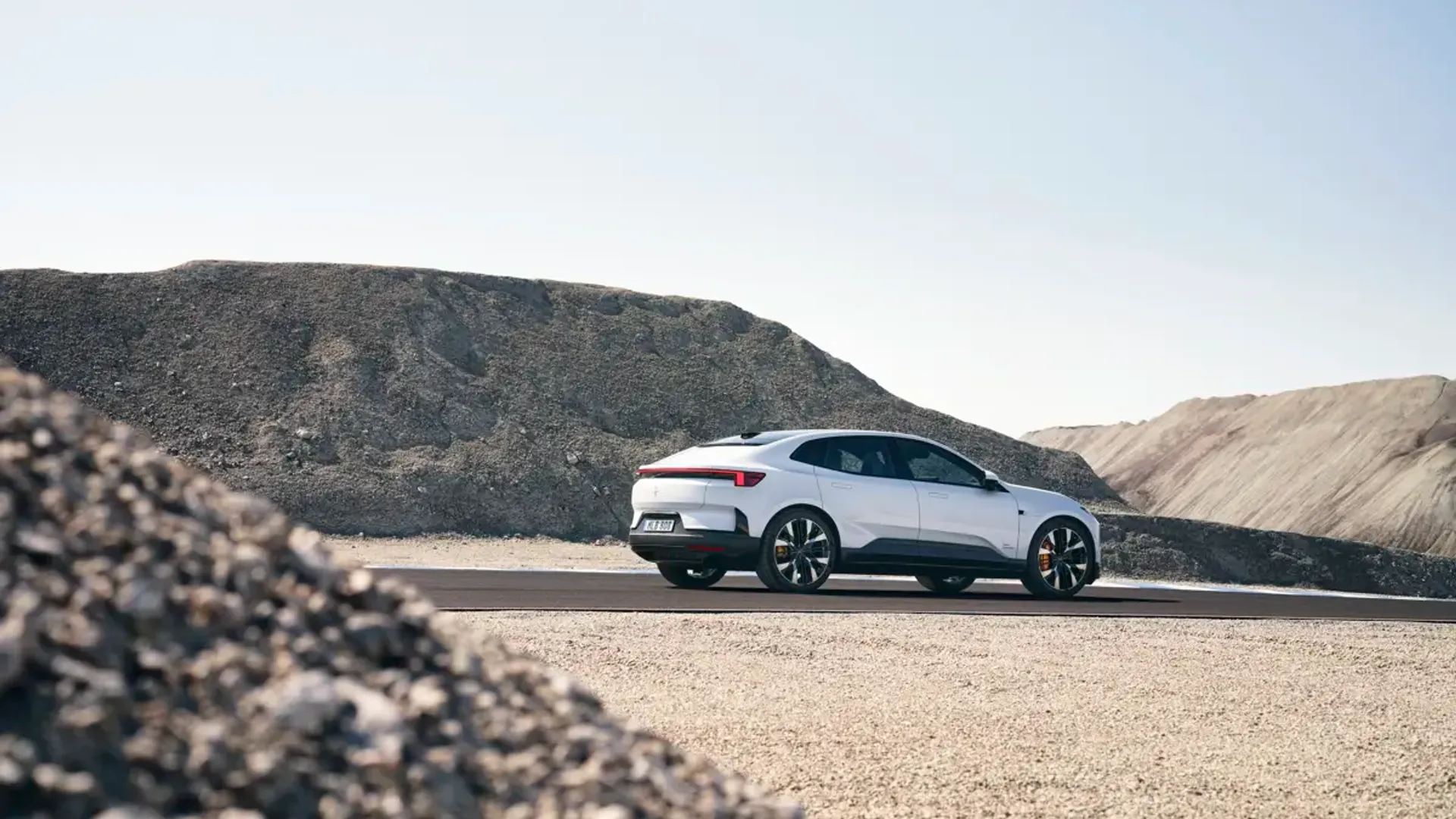 Elettronauti - Polestar 4 Long Range Dual Motor - Oro - Esterno - Vista anteriore a tre quarti