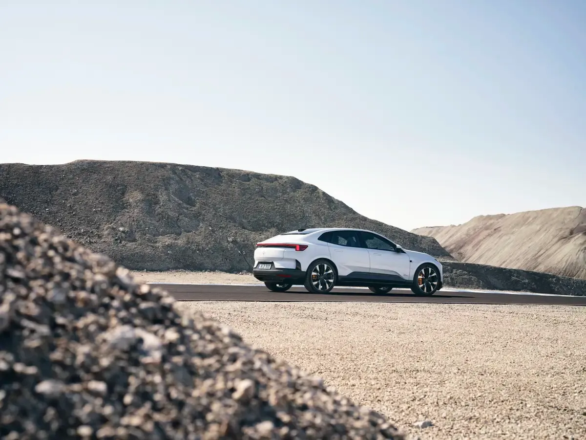 Elettronauti - Polestar 4 Long Range Dual Motor - Oro - Esterno - Vista anteriore a tre quarti
