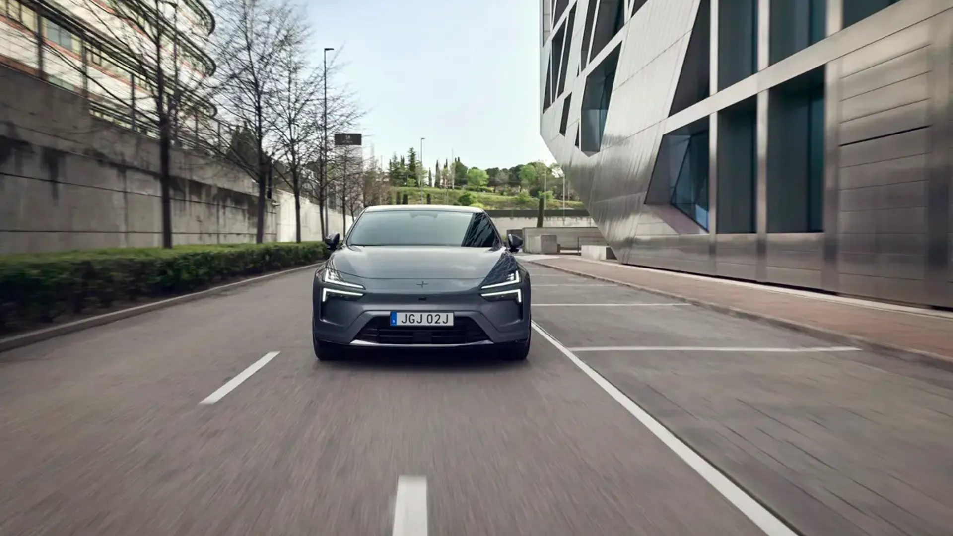 Elettronauti - Polestar 4 Long Range Dual Motor - Oro - Esterno - Vista anteriore a tre quarti