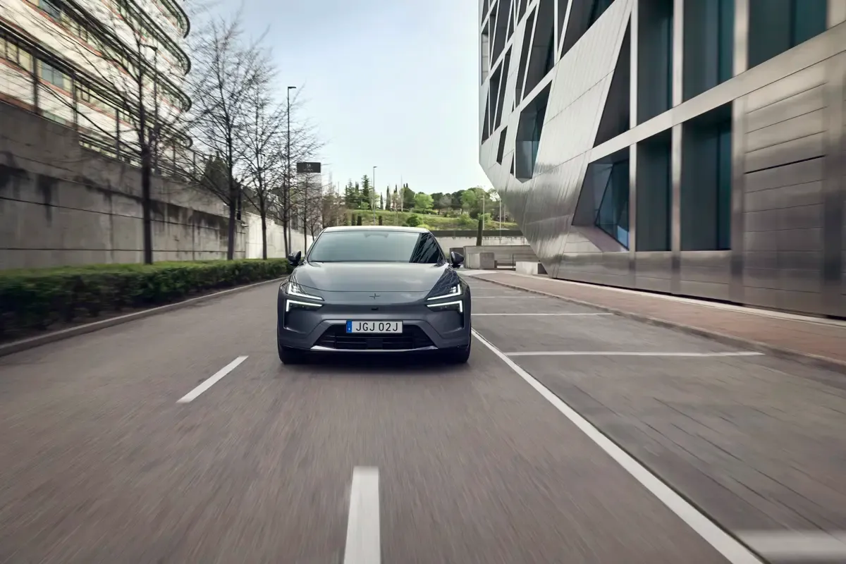 Elettronauti - Polestar 4 Long Range Dual Motor - Oro - Esterno - Vista anteriore a tre quarti