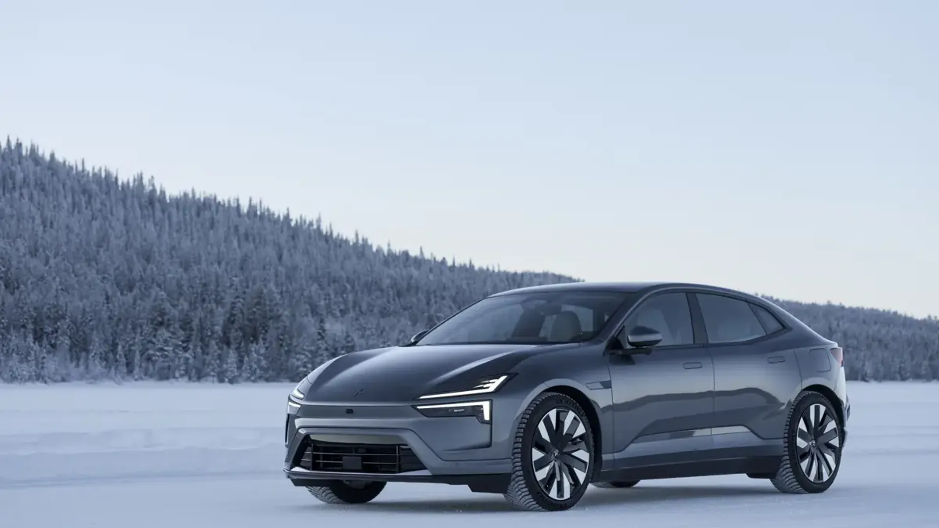 Elettronauti - Polestar 4 Long Range Dual Motor - Oro - Esterno - Vista anteriore a tre quarti