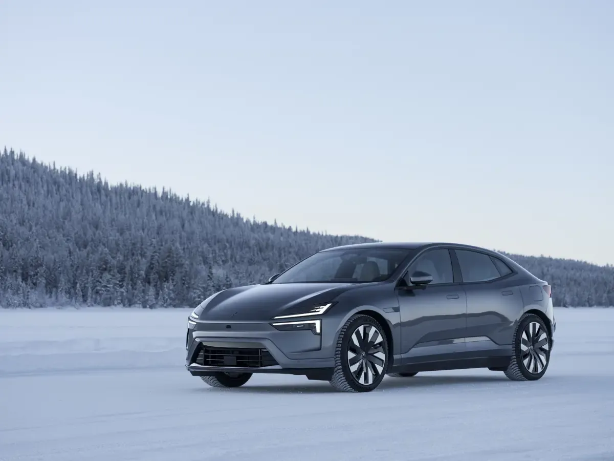 Elettronauti - Polestar 4 Long Range Dual Motor - Oro - Esterno - Vista anteriore a tre quarti