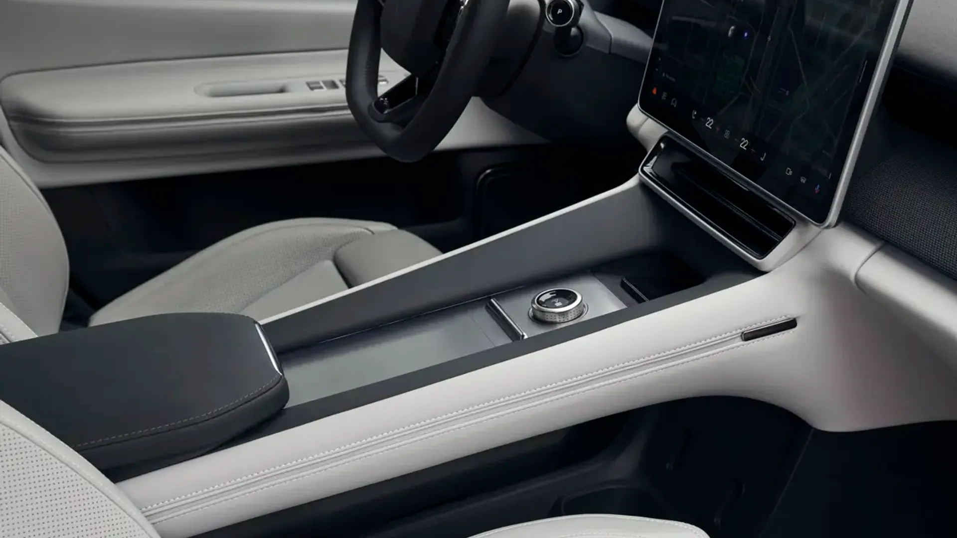 Elettronauti - Polestar 4 Long Range Dual Motor - Oro - Esterno - Vista anteriore a tre quarti