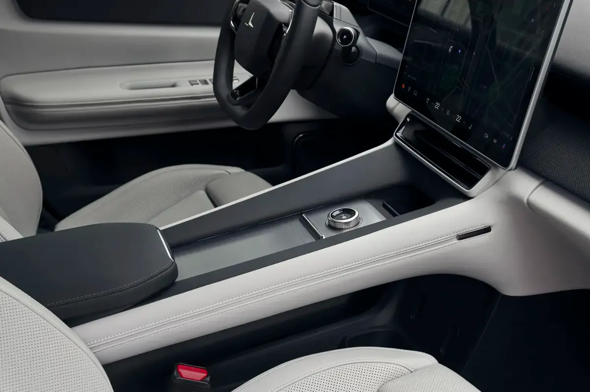 Elettronauti - Polestar 4 Long Range Dual Motor - Oro - Esterno - Vista anteriore a tre quarti