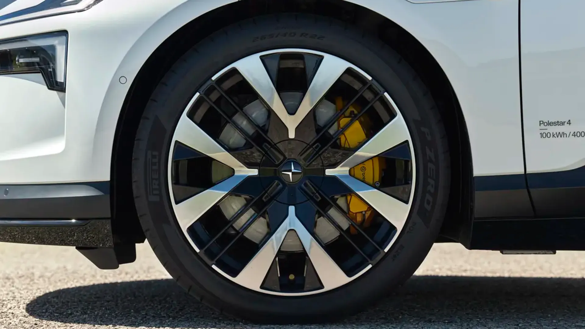 Elettronauti - Polestar 4 Long Range Dual Motor - Oro - Esterno - Vista anteriore a tre quarti