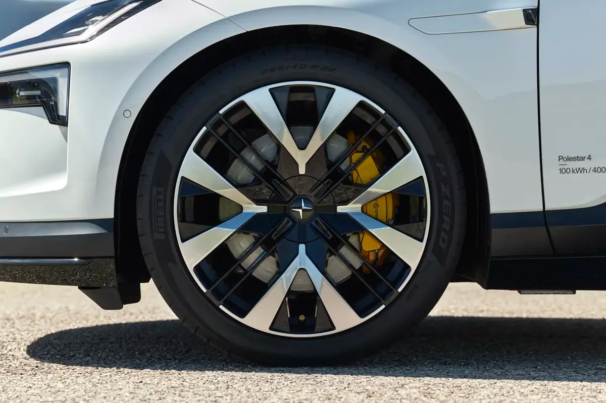 Elettronauti - Polestar 4 Long Range Dual Motor - Oro - Esterno - Vista anteriore a tre quarti