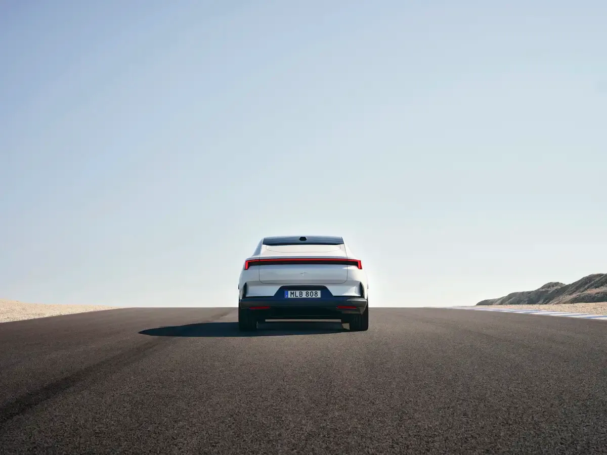 Elettronauti - Polestar 4 Long Range Dual Motor - Grigio - Esterno - Vista anteriore a tre quarti