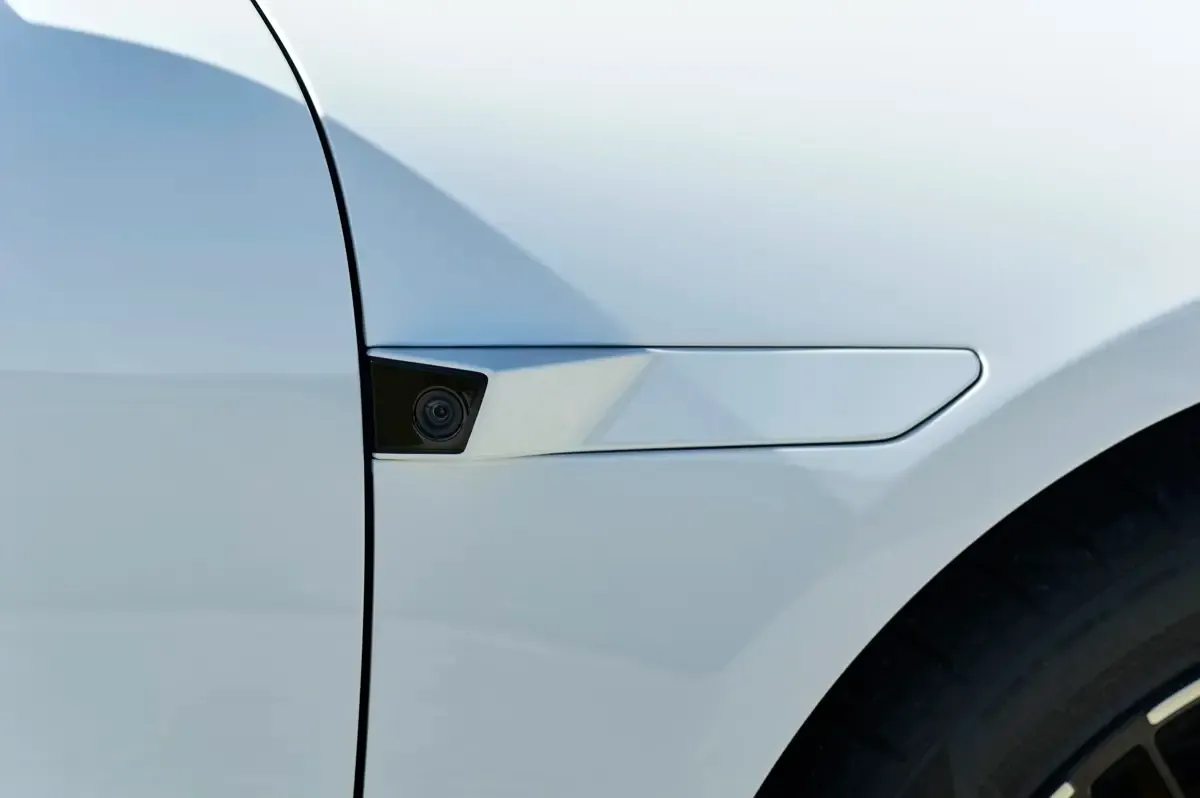 Elettronauti - Polestar 4 Long Range Dual Motor - Argento - Esterno - Vista anteriore a tre quarti