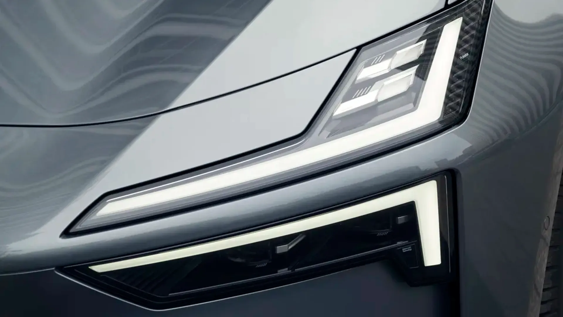 Elettronauti - Polestar 4 Long Range Dual Motor - Argento - Esterno - Vista anteriore a tre quarti