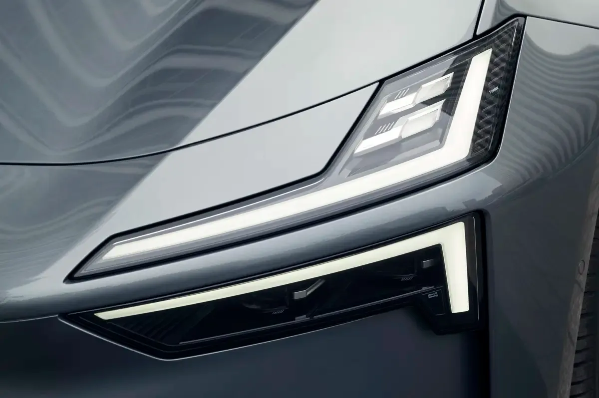 Elettronauti - Polestar 4 Long Range Dual Motor - Argento - Esterno - Vista anteriore a tre quarti